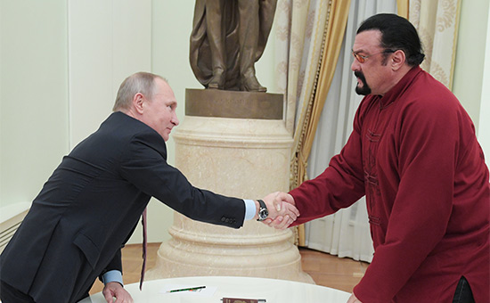 Владимир Путин (слева)&nbsp;вручает Стивену&nbsp;Сигалу паспорт гражданина России


