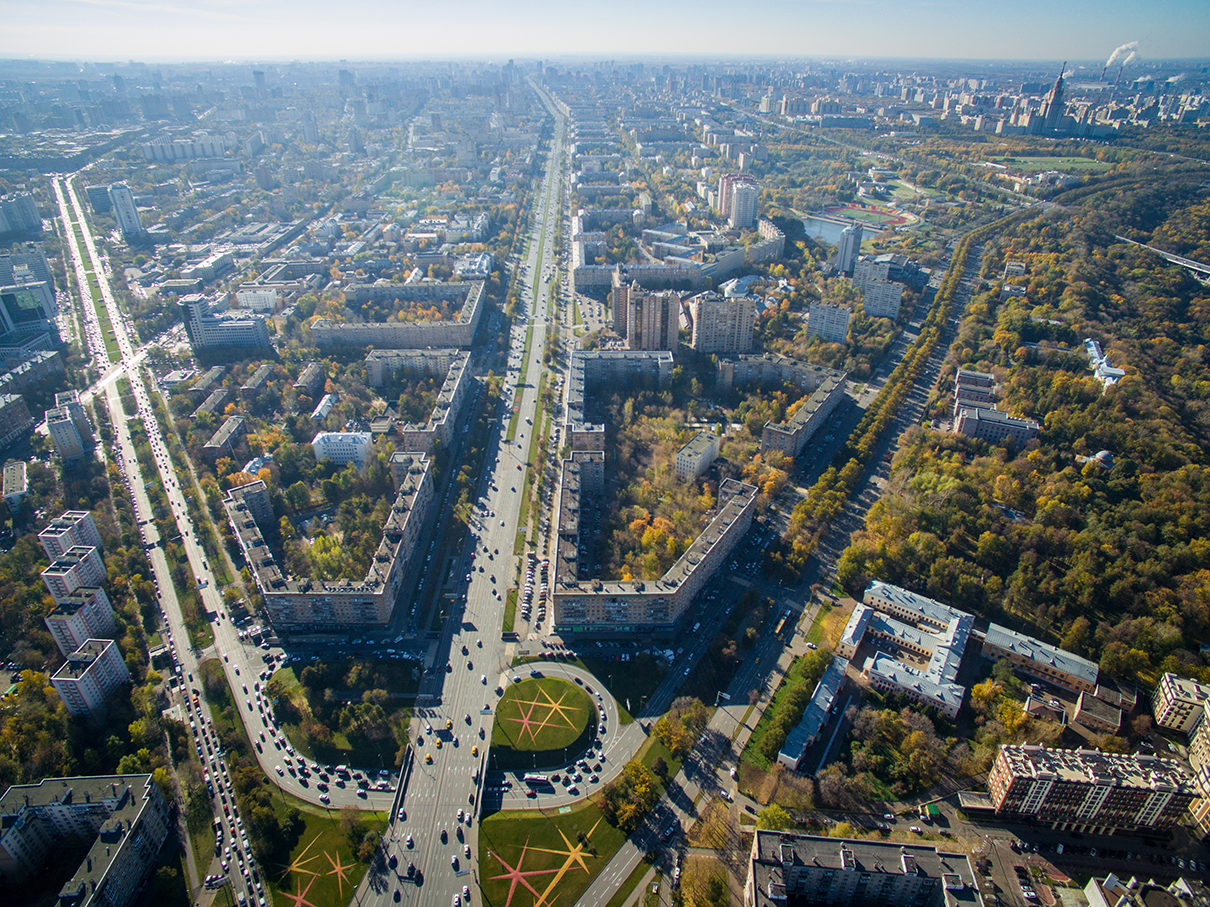 Вид на проспект 60-летия Октября, Ленинский проспект (по центру) и улицу Косыгина