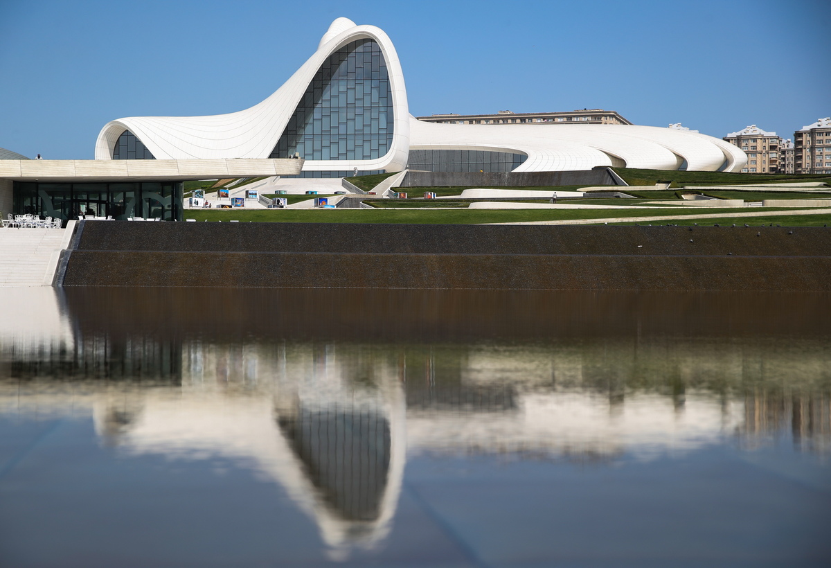 Центр Гейдара Алиева в Баку включает в себя музей, выставочные залы и офисы. Волнообразное здание практически не имеет прямых линий