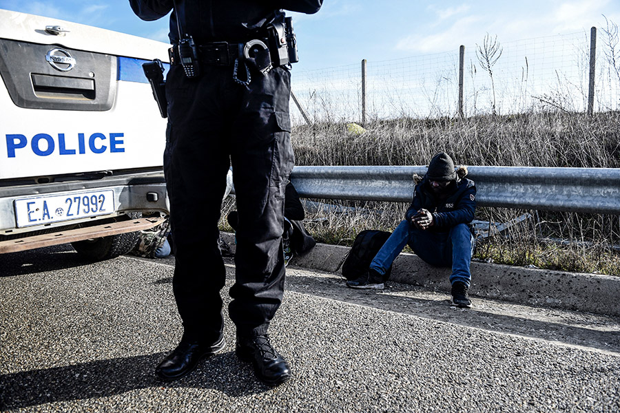 Задержанный греческой полицией мигрант недалеко от города Орестиада
