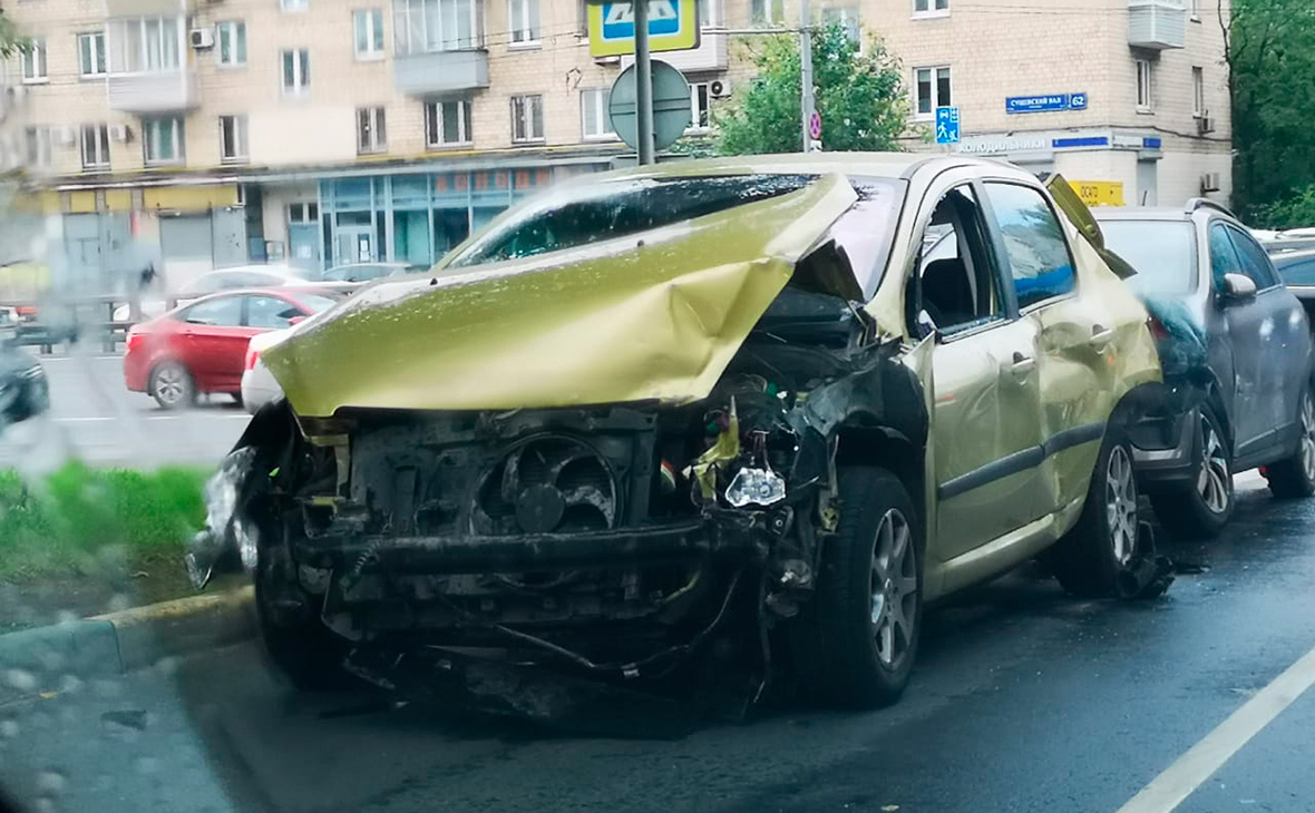 В Москве столкнулись четыре машины и грузовик — РБК