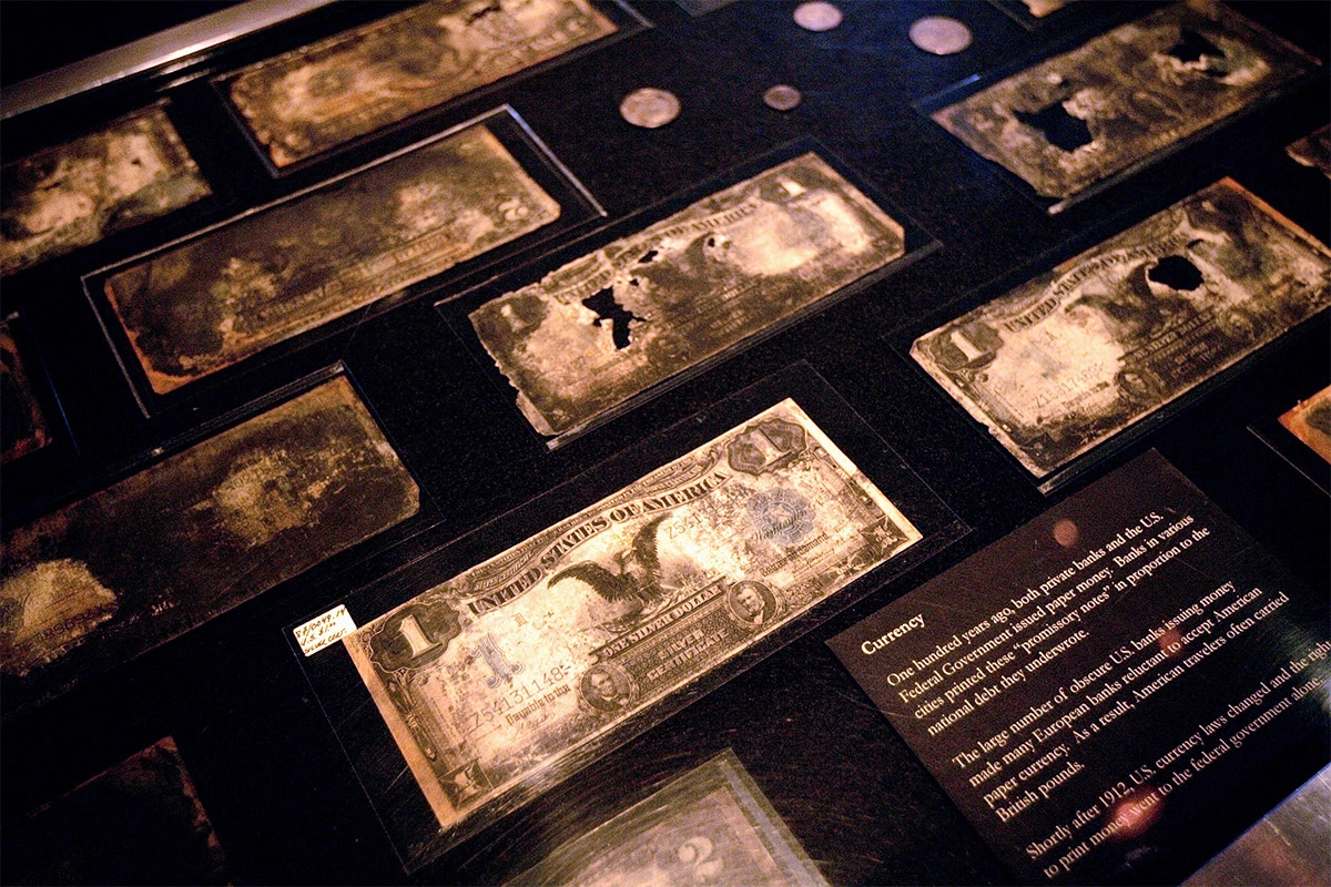 <p>Банкноты с &laquo;Титаника&raquo; на выставке в Сан-Франциско, Калифорния, 2006 год. Тогда было показано более 300 подлинных артефактов, извлеченных из-под обломков корабля</p>