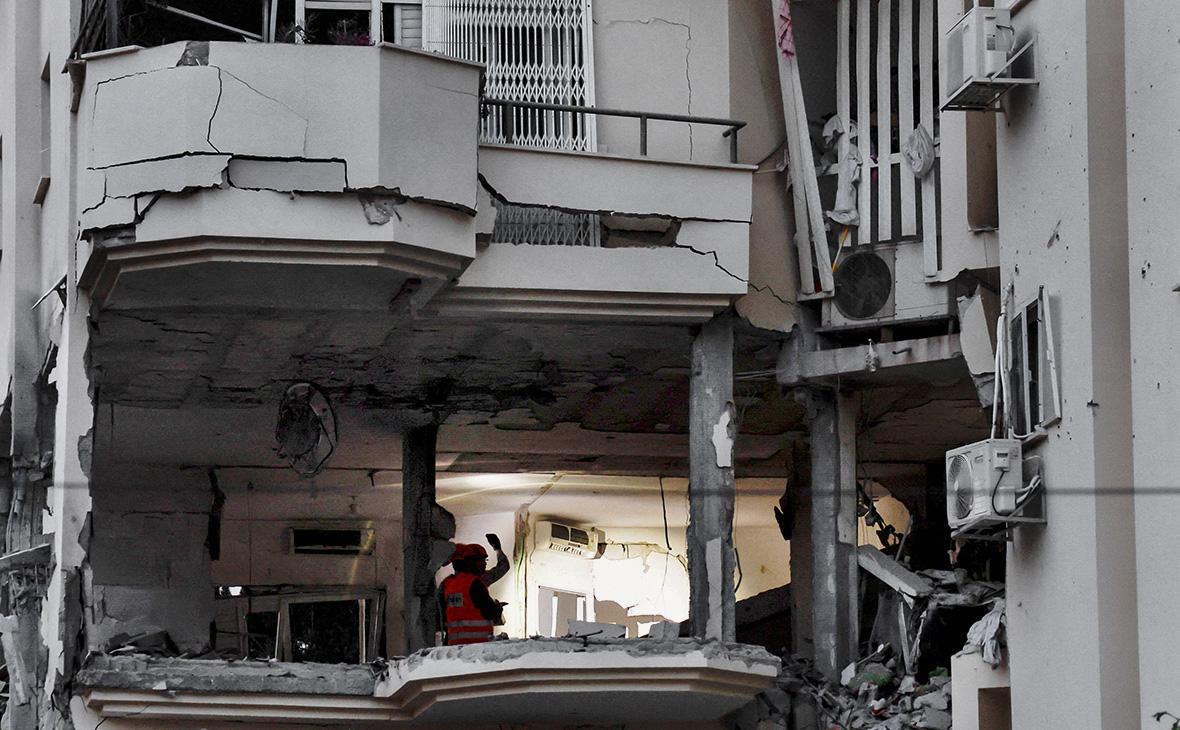 Один человек погиб в Израиле при попадании ракеты в жилой дом