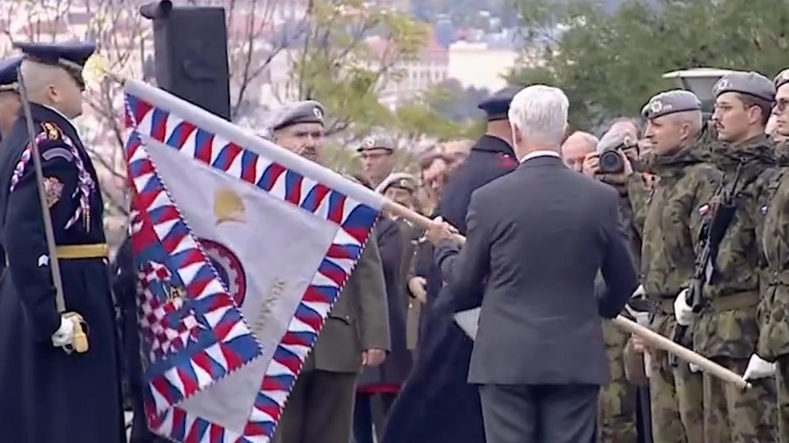 Президент Чехии на церемонии случайно сбил фуражку с головы военного