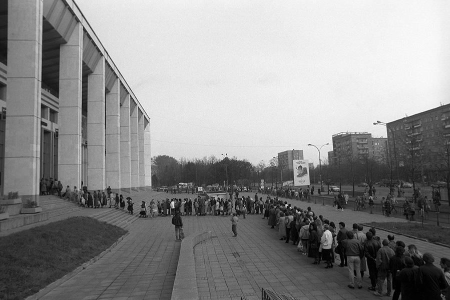 Очередь ко Дворцу молодежи в Москве на церемонию прощания с трагически погибшим певцом и музыкантом Игорем Тальковым, 9 октября 1991 года