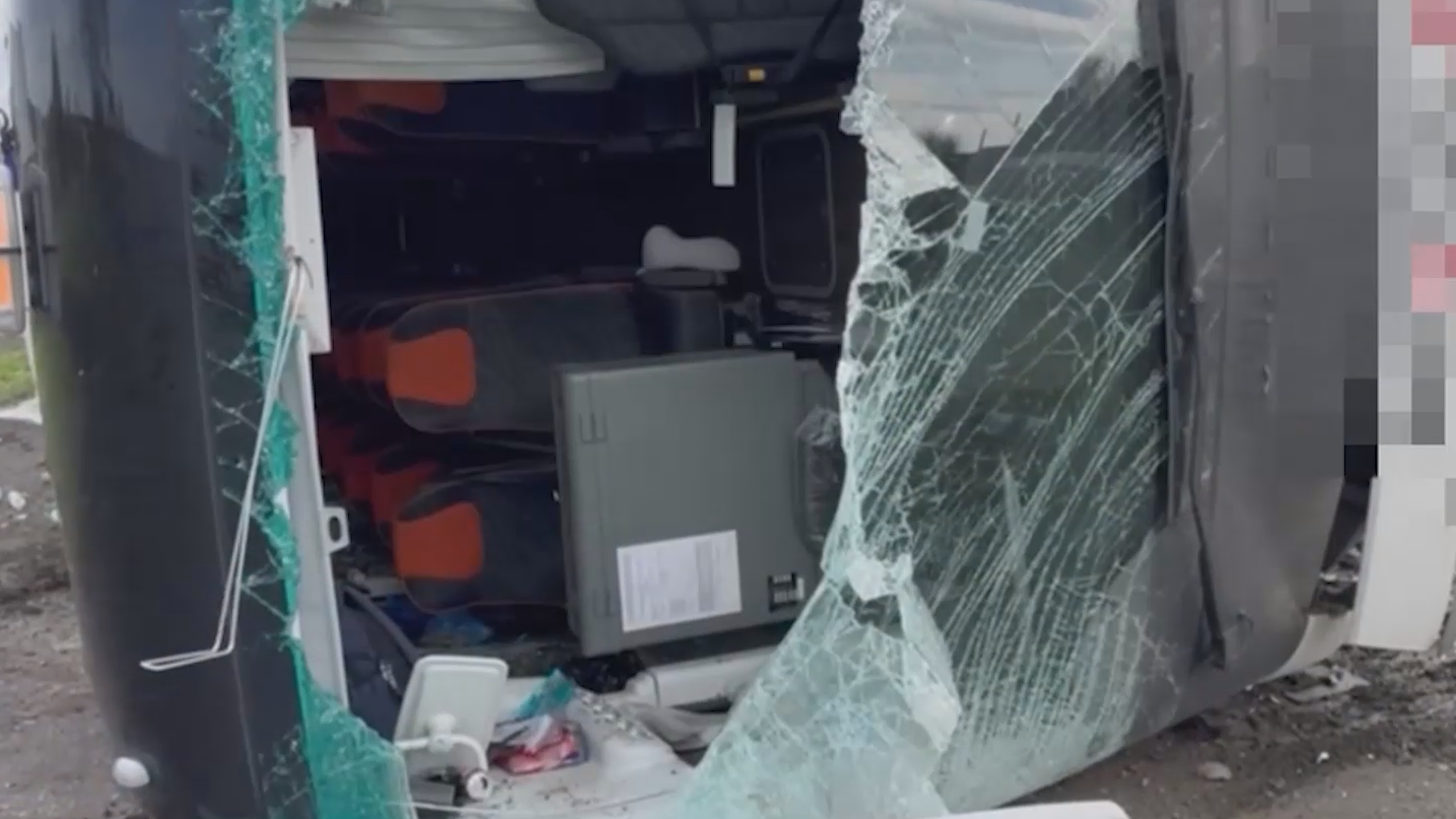 В Пермском крае автобус с туристами упал на бок. Видео