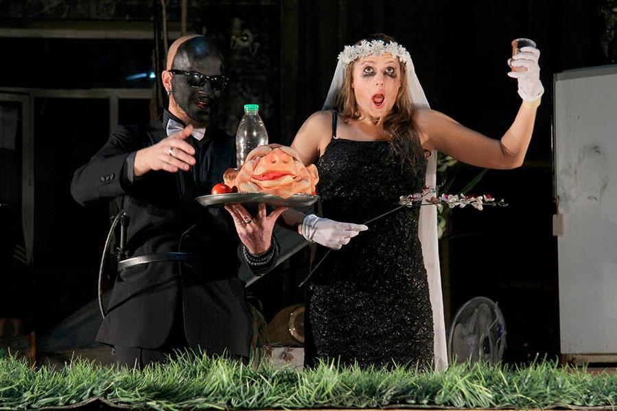 Антон Кузнецов и Марьяна Спивак в спектакле Юрия Бутусова «Отелло», театр «Сатирикон», 2013 год
