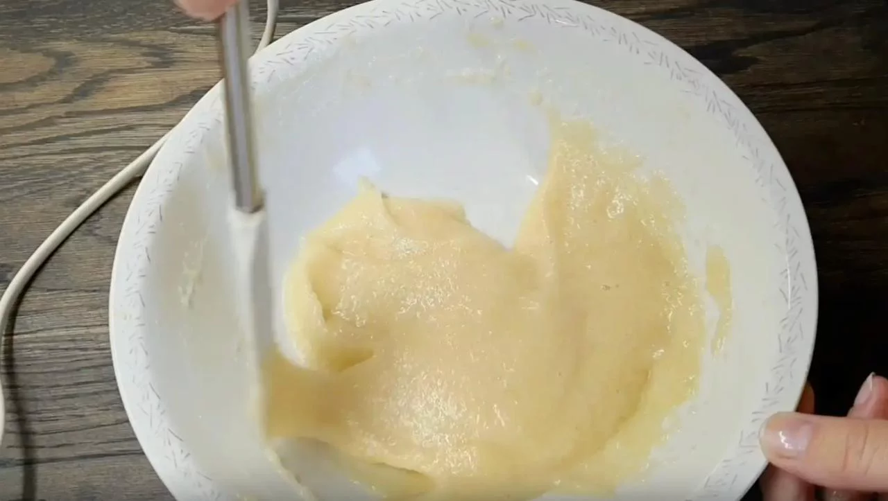 Смешайте белок и яблочное пюре