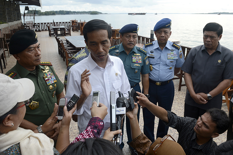 Президент Индонезии Джоко Видодо (в центре) отвечает на вопросы журналистов касательно пропавшего лайнера авиакомпании AirAsia.&nbsp;