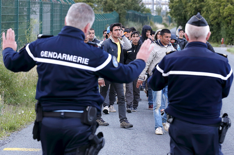Сирийские мигранты пытаются проникнуть в тоннель под Ла-Маншем с целью добраться из Франции до Британии