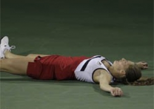 Российская теннисистка упала в обморок во время матча. ВИДЕО
