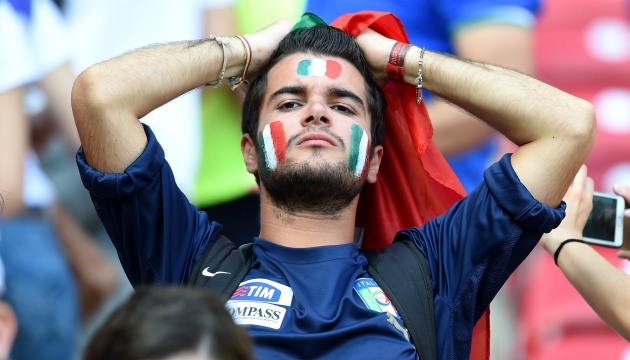 Сборная Коста-Рики обыграла команду Италии и на радость своим болельщикам вышла в плей-офф из "группы смерти". Англия, имея матч в запасе, лишилась шанса на плей-офф. (с) Getty Images.