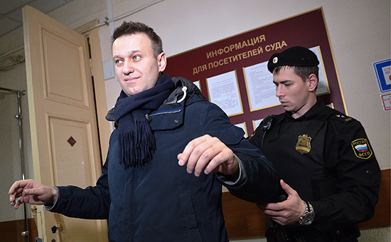 Алексей Навальный (слева) перед&nbsp;началом заседания Ленинского суда по&nbsp;&laquo;делу &laquo;Кировлеса&raquo;
