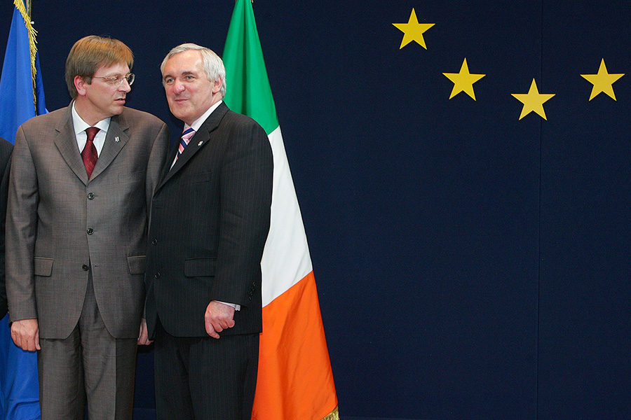 17 июня 2004 года. Премьер-министр Ирландии Патрик Бартоломью Ахерн (справа) и&nbsp;его коллега из&nbsp;Бельгии Ги Верхофстадт.
