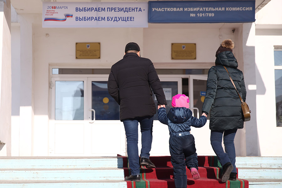 Голосование на избирательном участке № 101/789 в Якутске