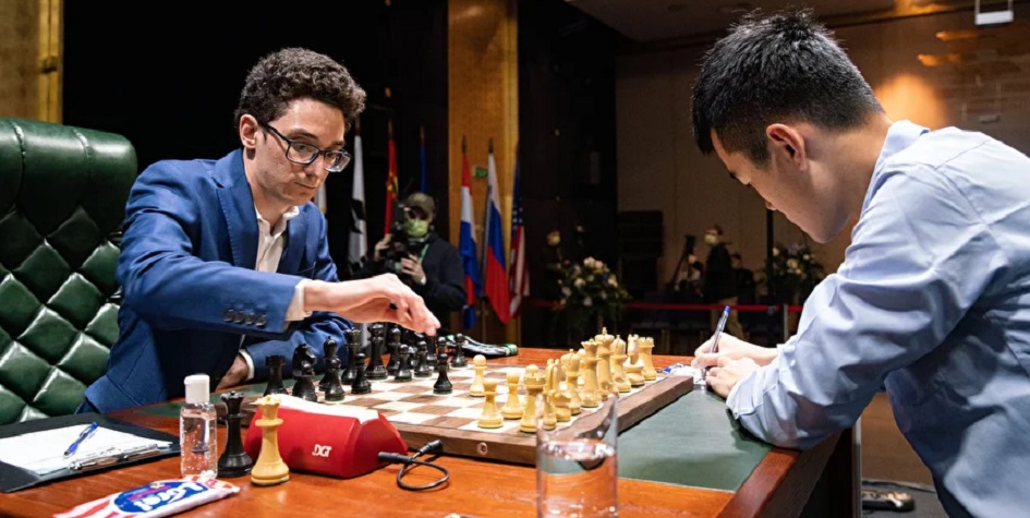 Американский гроссмейстер Фабиано Каруана (слева) против Дин Лижэня из Китая
