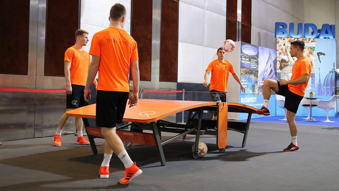 Текборд - тренажер в виде изогнутого стола, похожего на теннисный. Футболисты&nbsp;отрабатывают с помощью него навыки игры и реакцию.&nbsp;&nbsp;