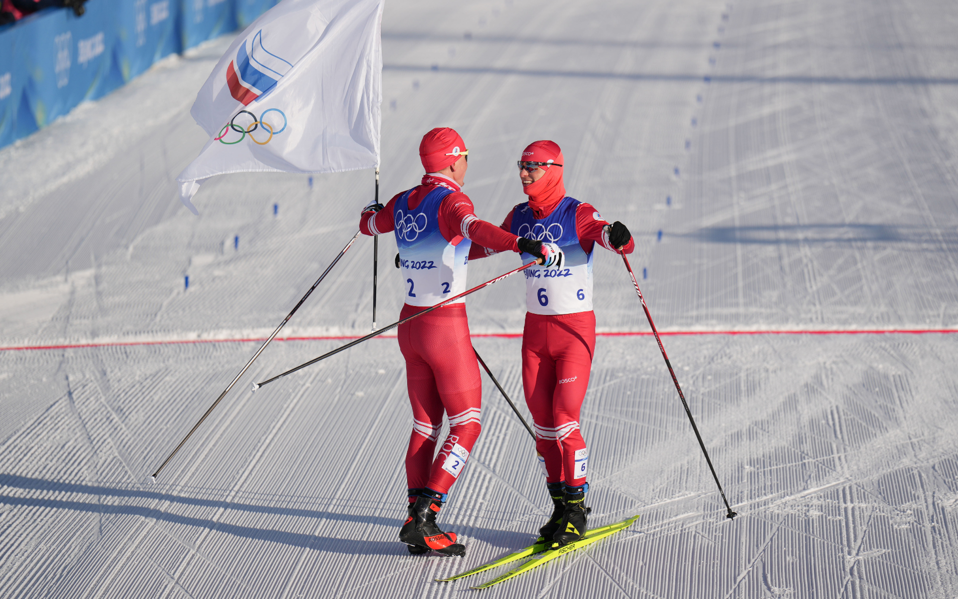 Российские лыжники Александр Большунов и Денис Спицов, завоевавшие золото и серебро в скиатлоне