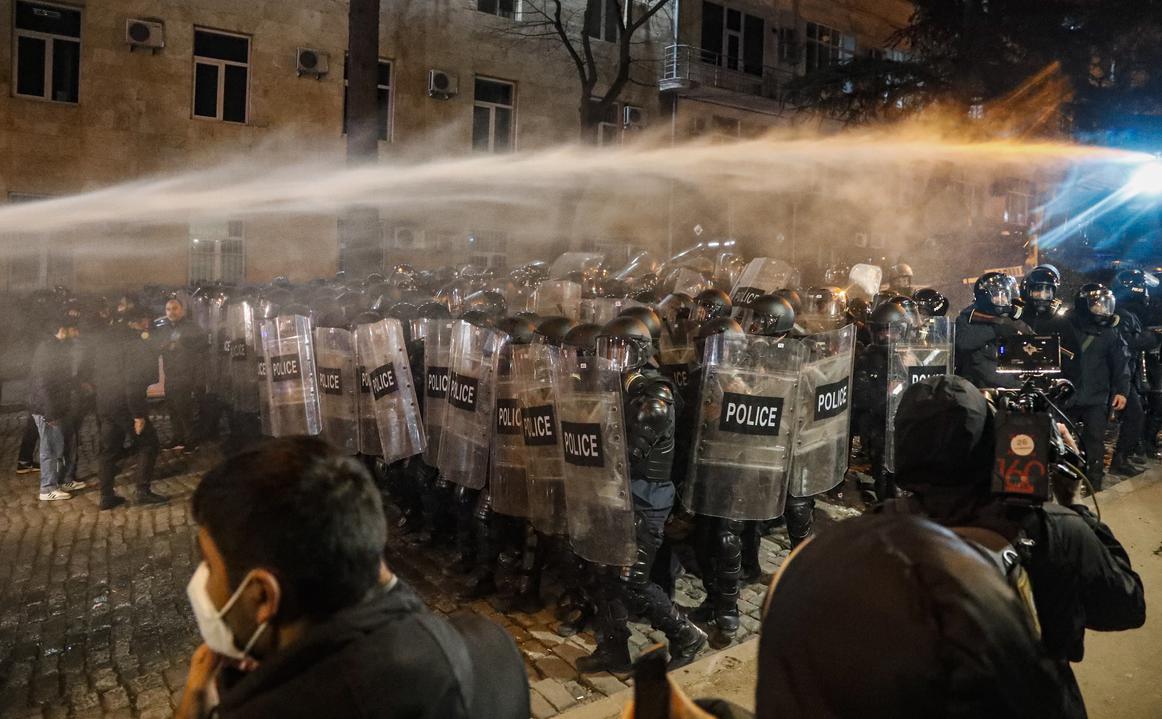 Спецназ применил газ и водометы на митинге у здания парламента в Тбилиси"/>













