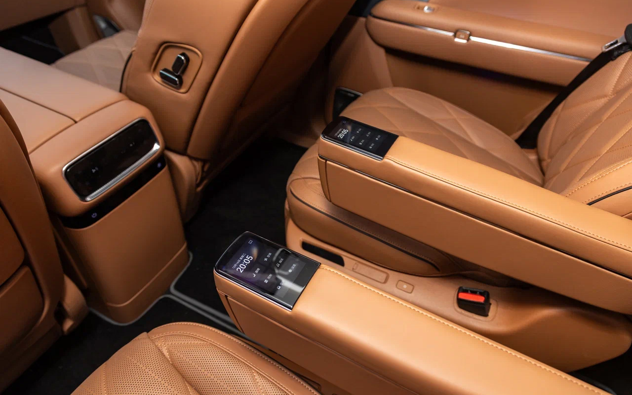 На оказавшемся в наших руках&nbsp;Voyah Taishan экраны в подлокотниках сидений второго ряда не были переведены даже на английский язык. Будем надеяться, что иероглифы исчезнут