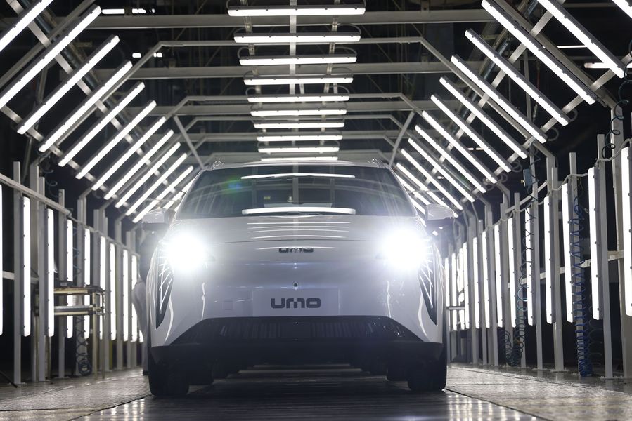 Новые автомобили стали результатом совместных усилий бизнеса, государства и столичной мэрии. «В рамках специального инвестиционного контракта производитель в ответ на ряд преференций взял на себя повышенные обязательства по локализации. Москва, в свою очередь, предоставила мощности завода «Москвич», &mdash; привели слова Мантурова в его секретариате (цитата по «Интерфаксу»).