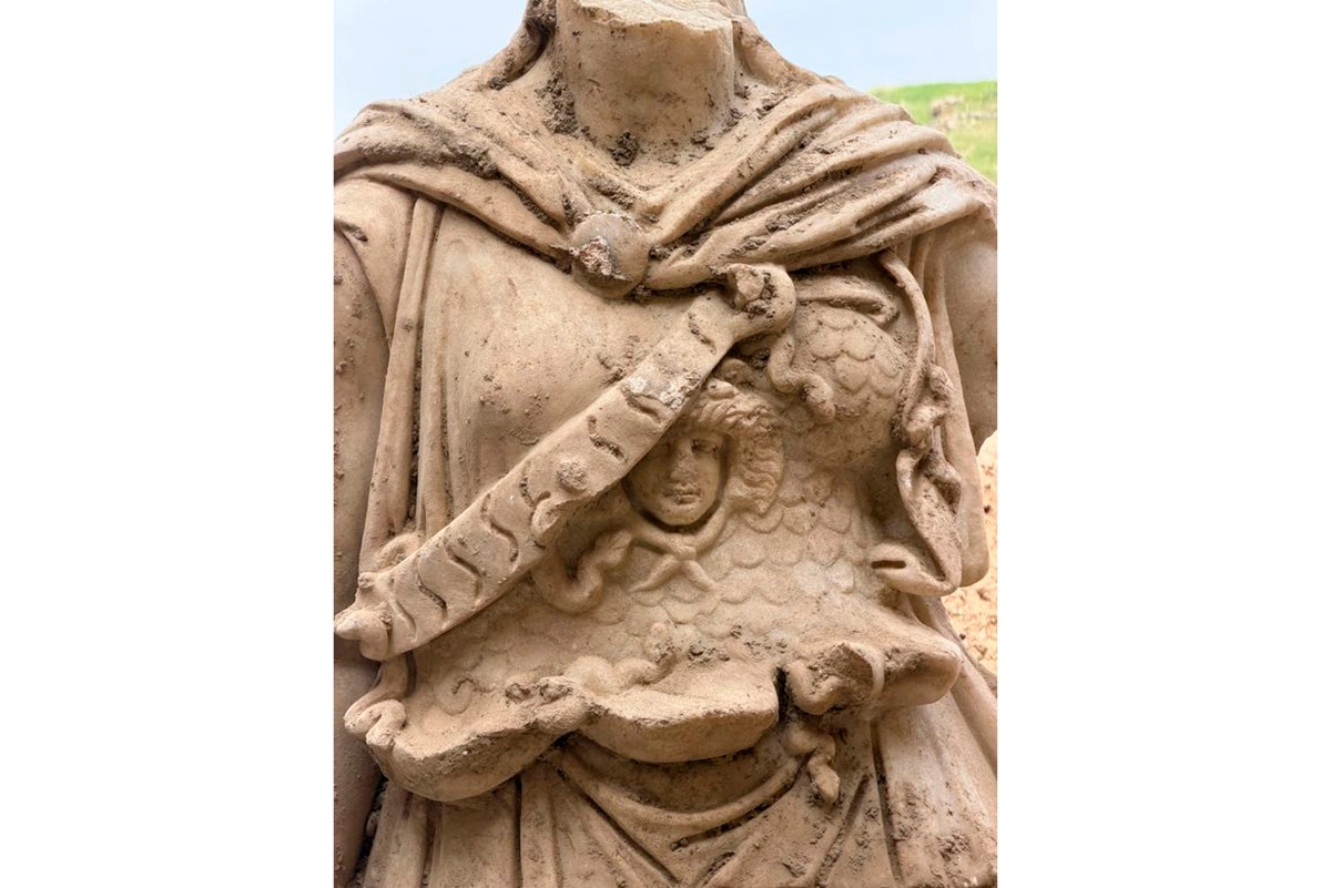 Мраморная статуя греческой богини Афины