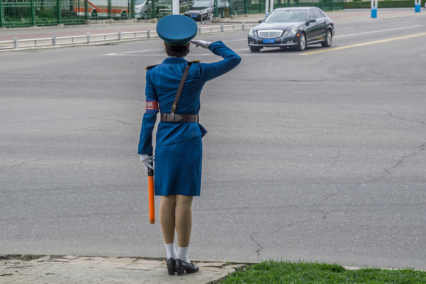 Офицер дорожной полиции на улице Пхеньяна