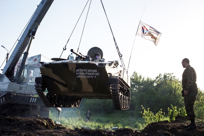 Ополченцы устанавливают БМД (боевую машину десанта) на блокпосту у села Семеновка под Краматорском, который стал одной из главных целей украинской армии. 