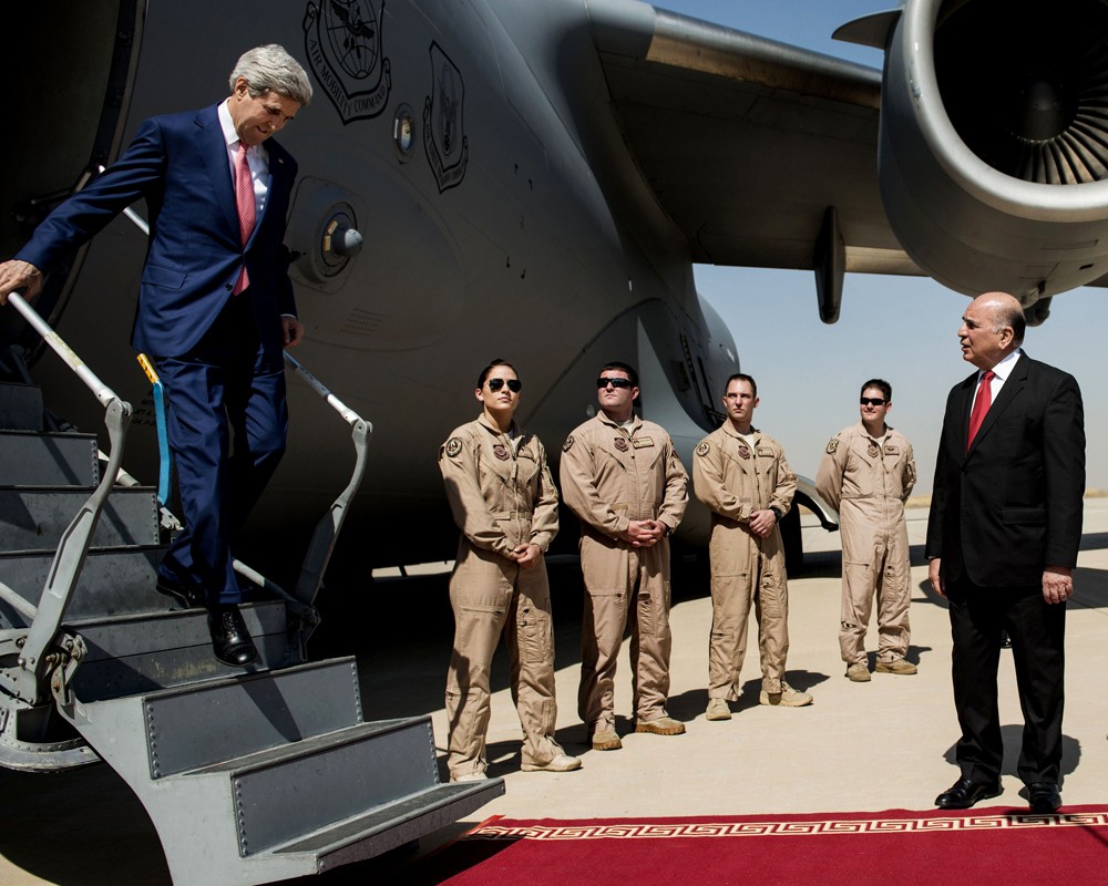 Госсекретарь США Джон Керри (слева) во время прибытия в аэропорт в Эрбиле, Ирак