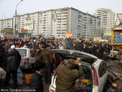 В Красноярске башенный кран упал на проезжую часть