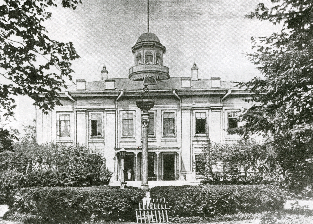 На протяжении XIX в. главный дом усадьбы перестраивался дважды - в середине века и после покупки части имения К.Т.Солдатенковым в 1865 г.