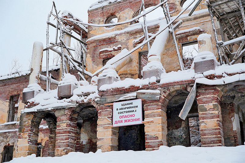 В начале 2010 года рухнули деревянные леса, воздвигнутые для&nbsp;поддержания фасада в&nbsp;начале 1990-х. Парк запущен, пруды замусорены и&nbsp;больше похожи на&nbsp;болота. В январе 2015 года обрушился фронтон дворца
