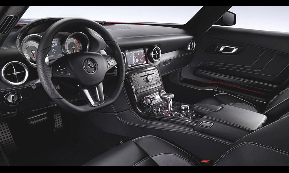 Mercedes-Benz опубликовал фото салона SLS AMG