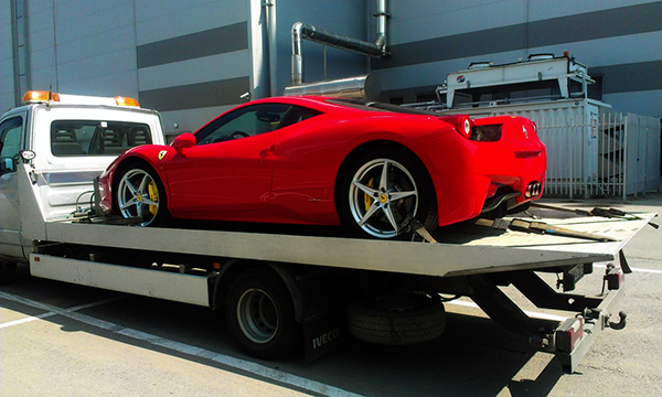 В Москве владелец Ferrari устроил погоню за эвакуатором