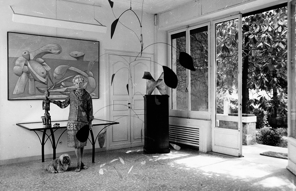Пегги Гуггенхайм в холле своего венецианского палаццо, 28 декабря 1961 года.
На фото &mdash; мобиль Александра Колдера и картина Пабло Пикассо