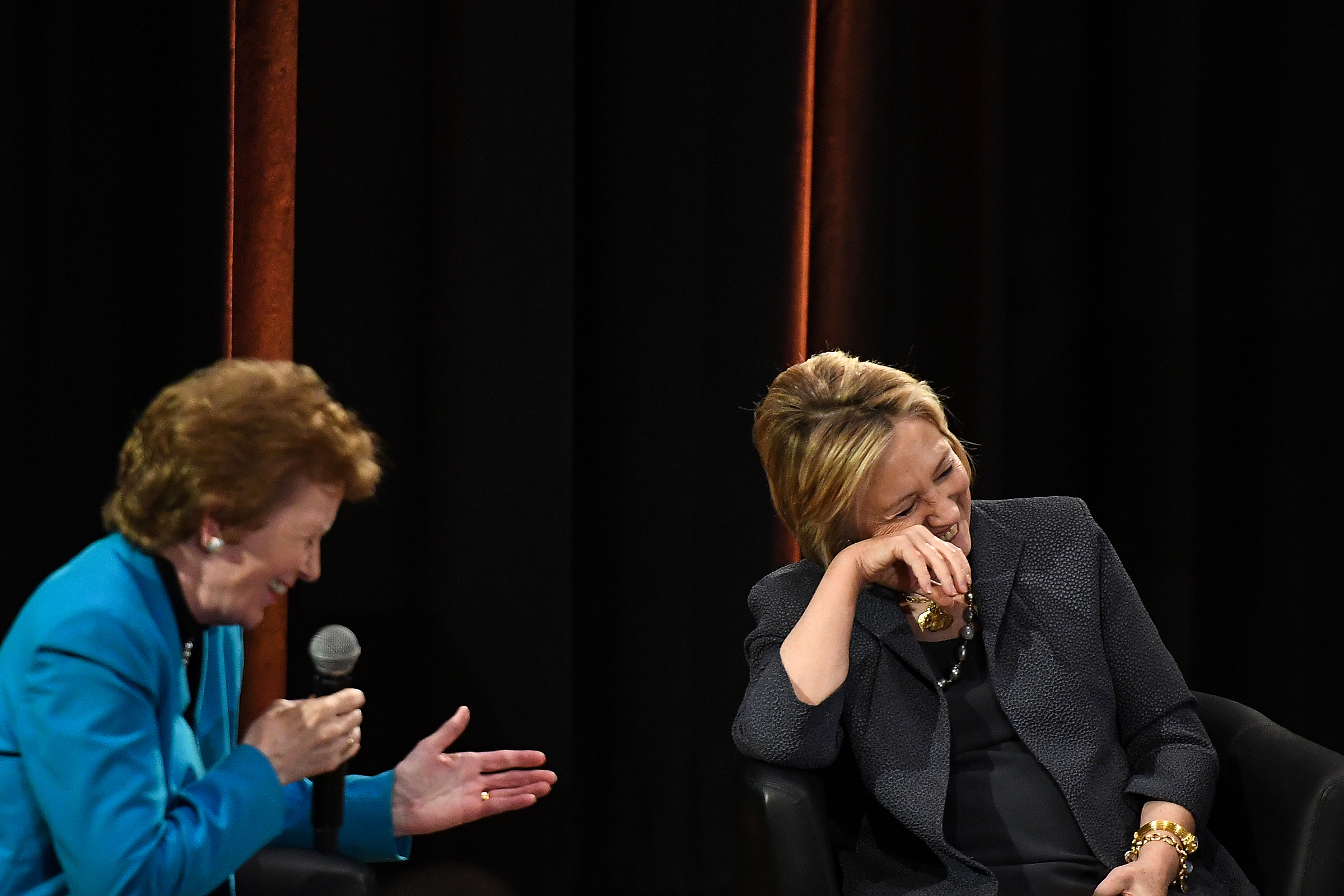 <p>Бывший госсекретарь США Хиллари Клинтон (справа) и экс-президент Ирландии Мэри Робинсон во время лекции в Тринити-колледже в Дублине, 22 июня 2018 года<br />
&nbsp;</p>
