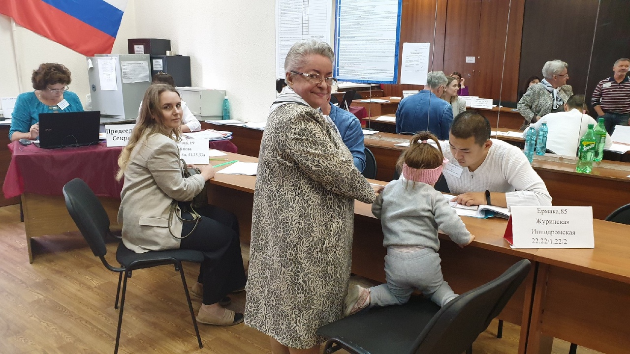 Дарья Украинцева пришла на избирательный участок вместе с семьей