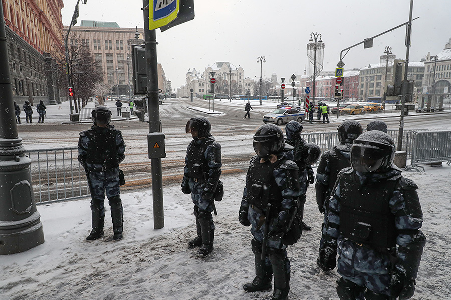 Изначально протестующие намеревались собраться на Лубянской площади, однако власти и силовики перекрыли центральные улицы в городе