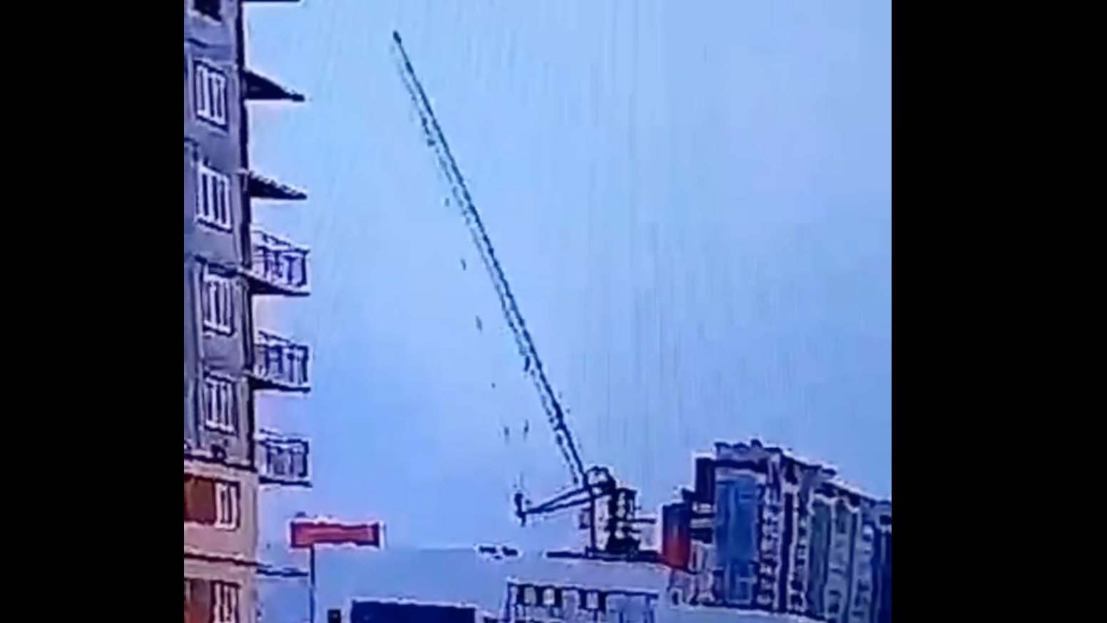 Момент падения крана на строящуюся поликлинику в Хабаровске. Видео