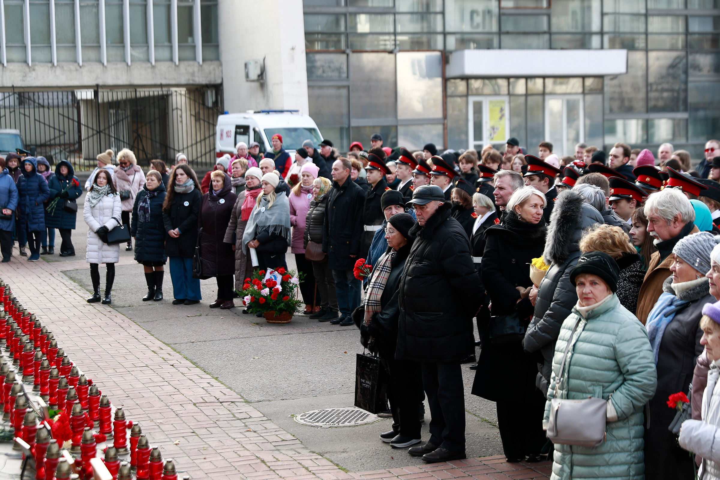 Участники акции памяти жертв теракта на Дубровке