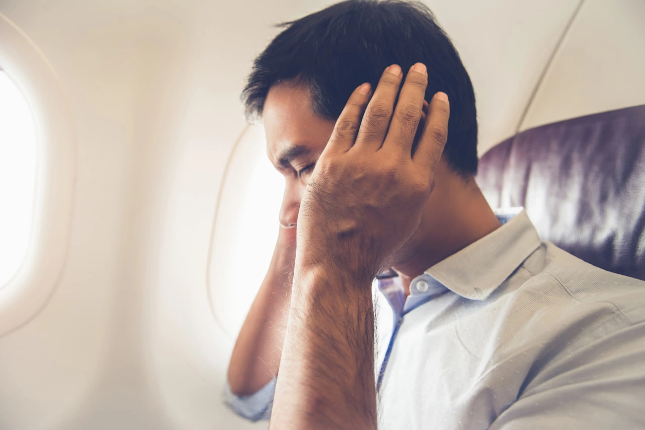 Что делать, если при посадке или взлете самолета болят уши