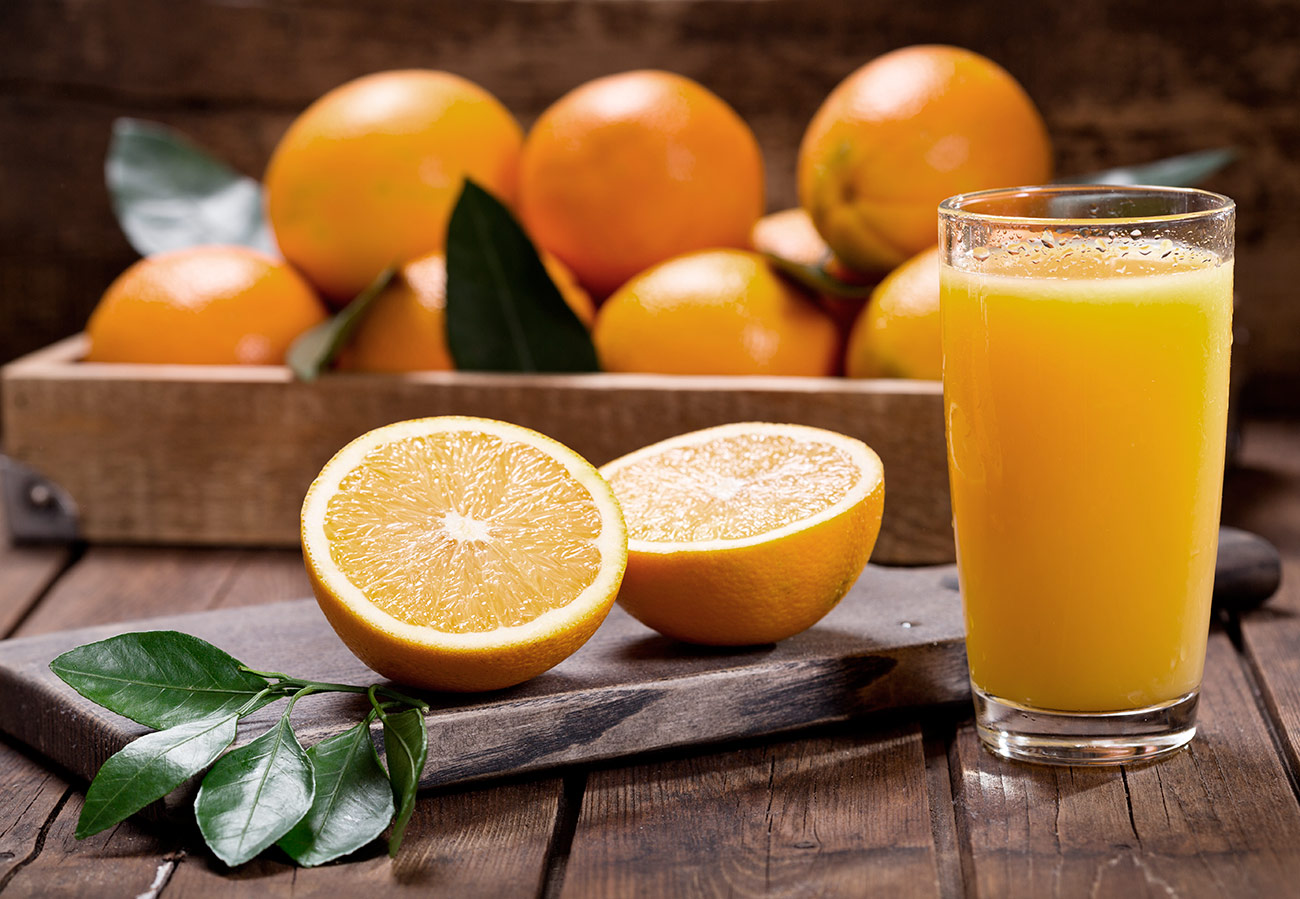 Апельсиновый сок. Свежевыжатый сок апельсин. Натуральный апельсиновый сок. Апельсиновый Фреш.