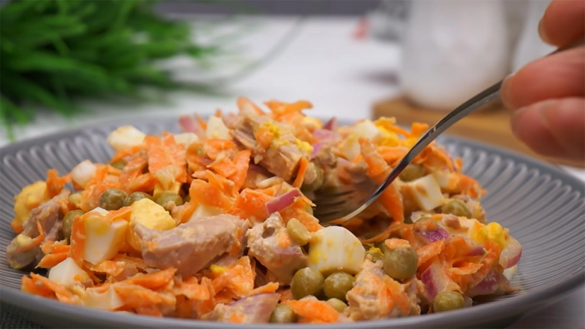 Новогодние салаты с колбасой и ветчиной: рецепты