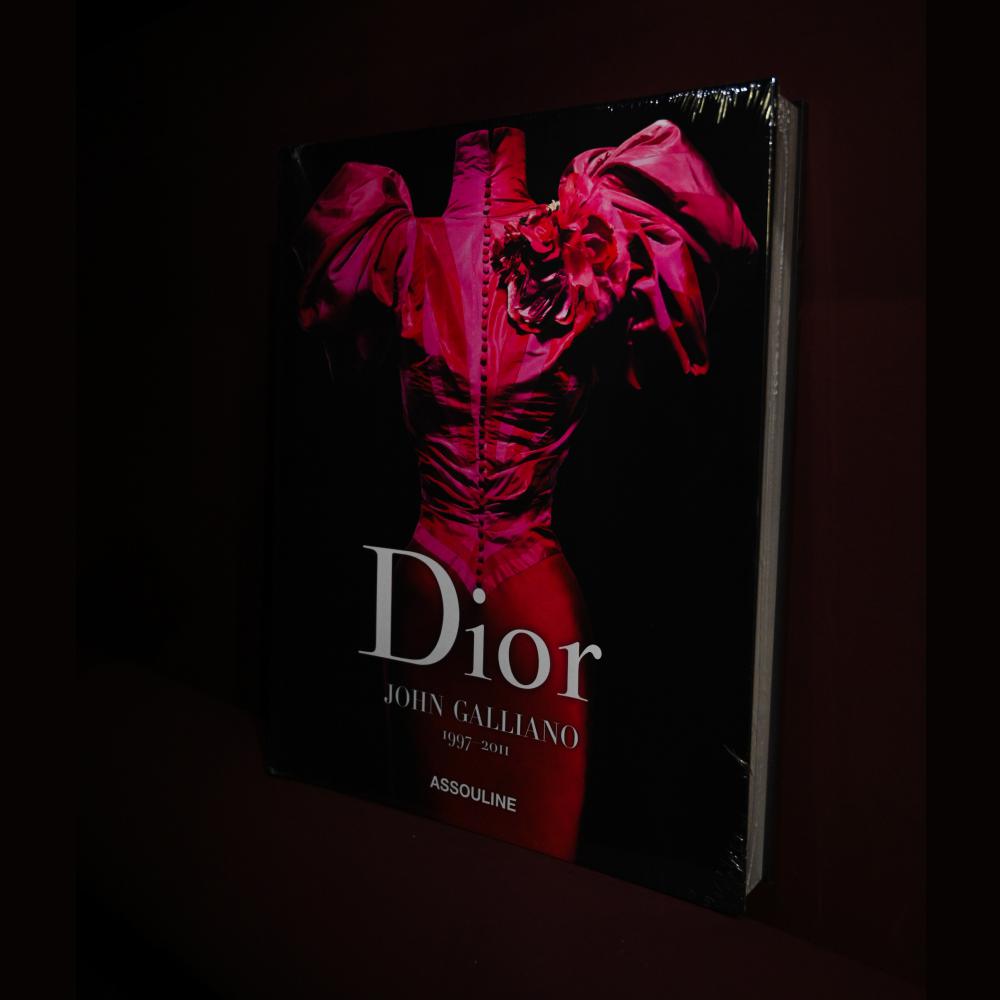 Книга Dior by John Galliano, цена по запросу (Rouge)