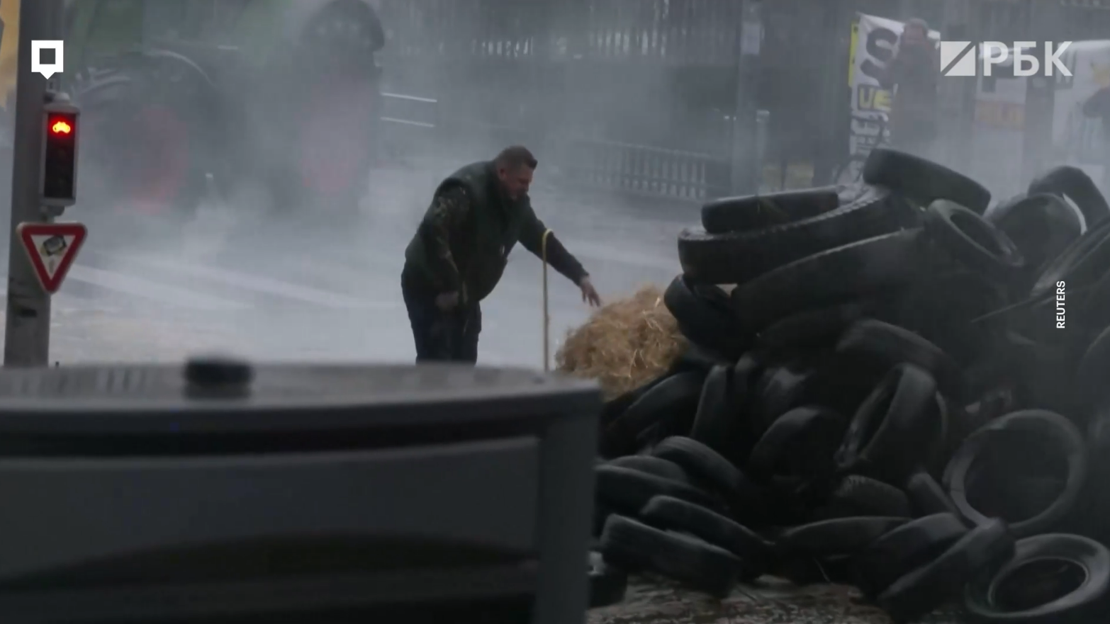 Полиция в Брюсселе тушит баррикады, которые подожгли фермеры. Видео