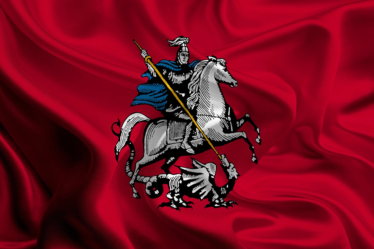 На московских гербе и флаге изображен Георгий Победоносец. Он сидит верхом на коне и поражает копьем змея