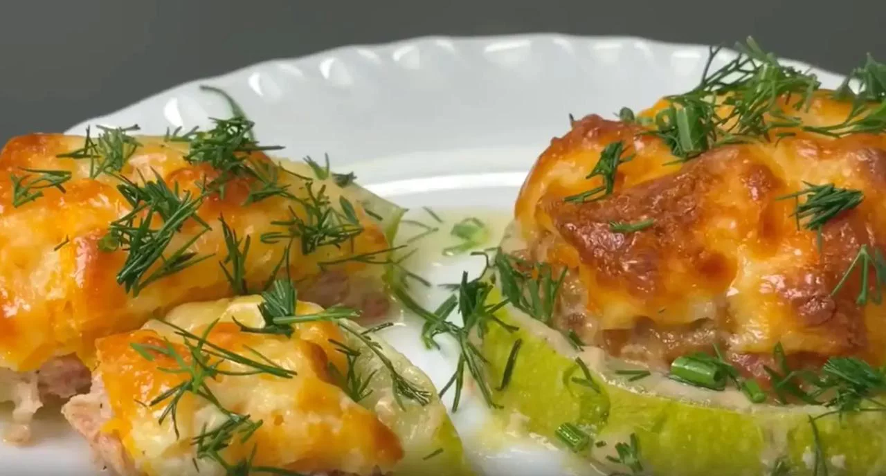 Посыпьте кабачки зеленью