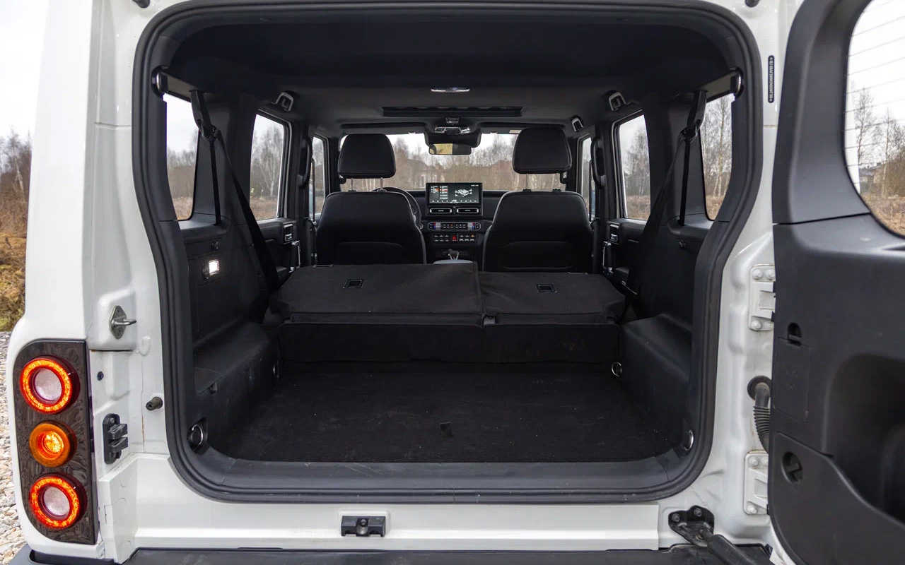 Сложив второй ряд сидений BAW 212, получить ровный пол не получится. Ступенька очень значительная. Для организации спального места придется изготавливать специальный подиум