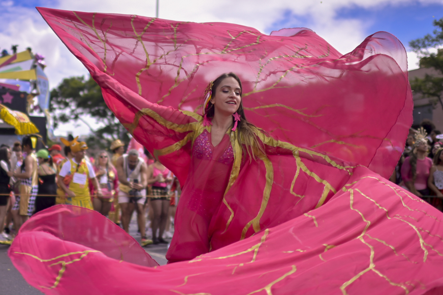 1 марта 2025 года в бразильском городе Белу-Оризонти стартовал ежегодный карнавал, в котором принимают участие более 400 карнавальных групп (блоков), школы самбы и многочисленные горожане, создающие неповторимую атмосферу праздника. На фото&nbsp;&mdash; участница карнавального блока Ent&atilde;o Brilha (Bloco Ent&atilde;o Brilha) выступила на параде в центре города.