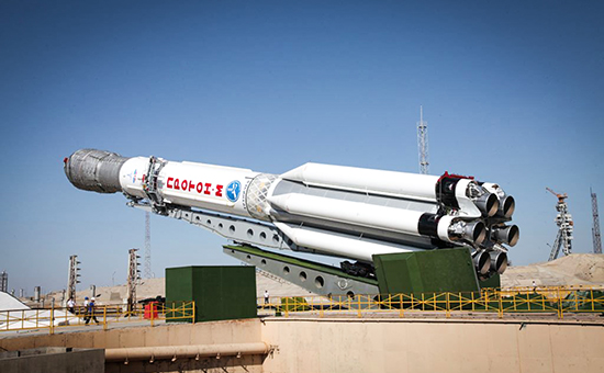 Установка ракеты космического назначения «Протон-М» со спутником «Глонасс» на стартовом комплексе космодрома Байконур. Архивное фото